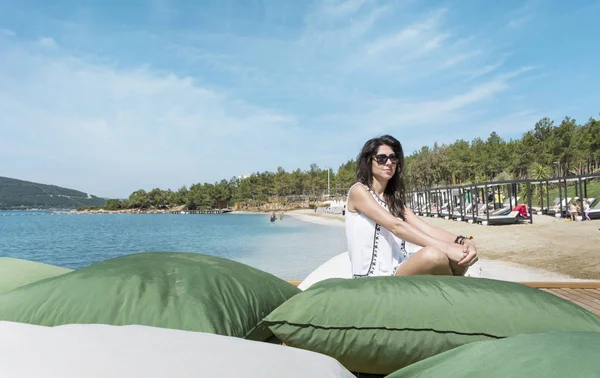 Retrato Una Hermosa Mujer Joven Sentada Una Almohada Grande Muelle — Foto de Stock