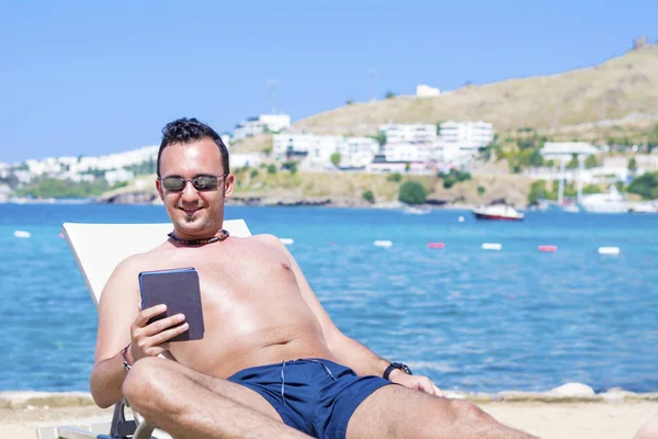 Joven Usando Tableta Sobre Fondo Marino — Foto de Stock