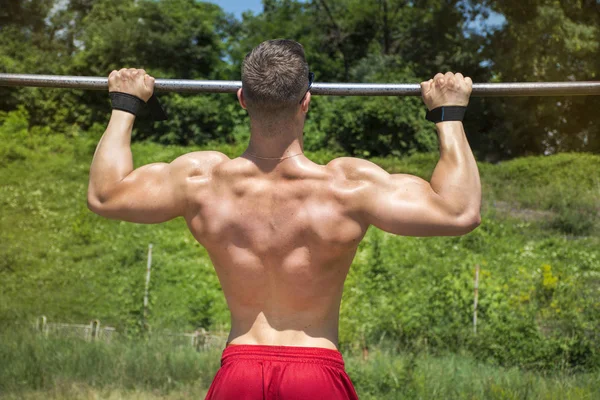 Unga Och Muskulös Man Vid Utomhus Gym — Stockfoto