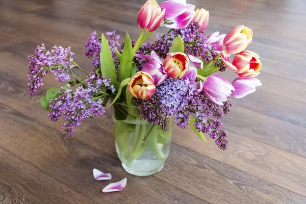 Boeket Van Roze Tulpen Lila Een Houten Achtergrond — Stockfoto