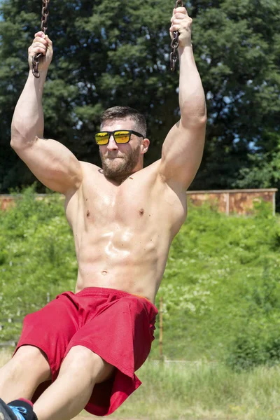 Joven Musculoso Hombre Aire Libre Gimnasio — Foto de Stock