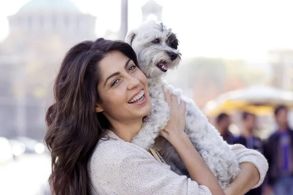 美丽的微笑的女人拥抱她可爱的 Havanis 宠物和主人户外 — 图库照片