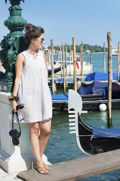 Hermosa Joven Turista Disfrutando Vista Veneciana Con Góndolas Flotando Mar —  Fotos de Stock