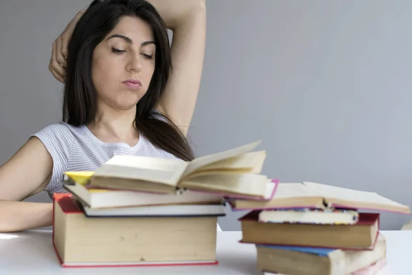 疲れているし 試験を心配している悲しい学生の女性の本 — ストック写真