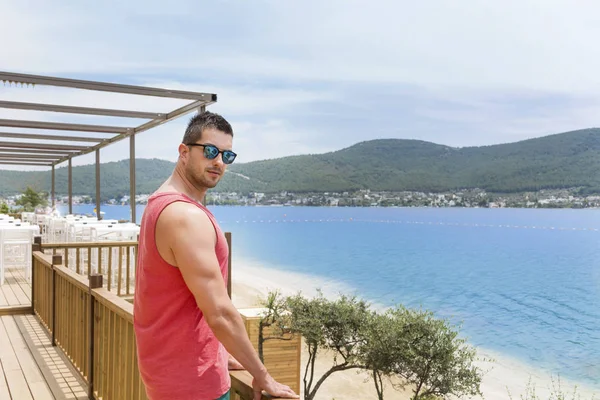 Joven Guapo Mirando Mar — Foto de Stock