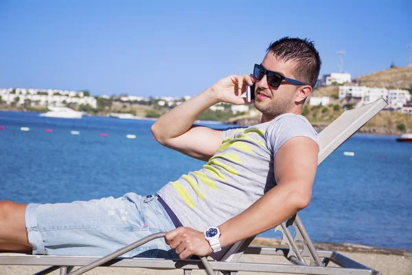 Hombre Gafas Sol Hablando Smartphone Playa Cerca Del Mar — Foto de Stock
