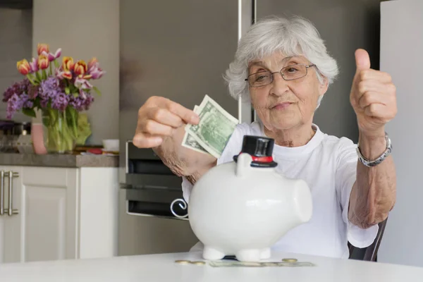 Vacker Äldre Kvinna Som Sparar Pengar Spargris — Stockfoto