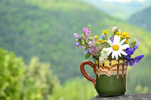 ваза с красочными цветами на деревянном стуле
