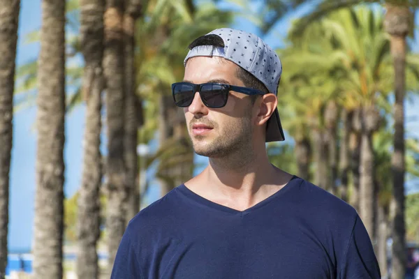 Hombre Guapo Con Gafas Sol Disfrutar Sus Vacaciones Resort Tropical — Foto de Stock