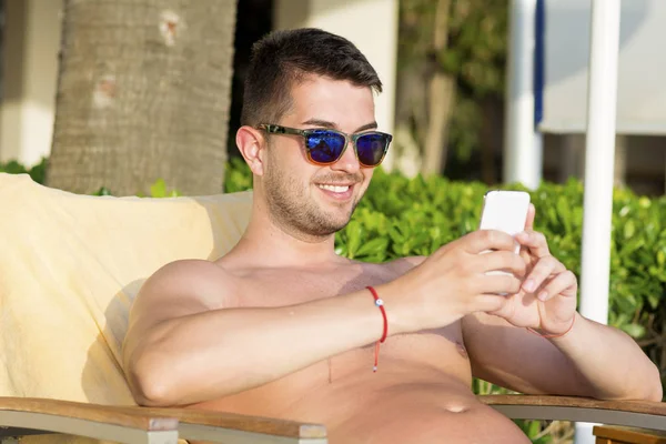 Hombre Joven Reposo Gafas Sol Usando Smartphone — Foto de Stock