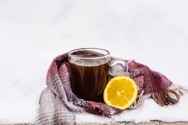 Tasse Tee Mit Zitronenscheibe Einen Strickschal Auf Dem Schnee Gewickelt — Stockfoto