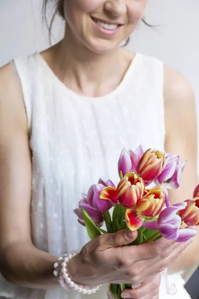 Куча Красивых Тюльпанов Руках Женщины — стоковое фото