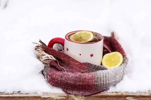 Чашка Горячего Чая Лимоном Снегу — стоковое фото