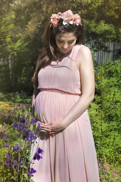 Bella Donna Incinta Posa Nel Parco — Foto Stock