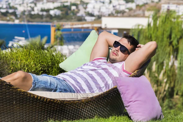 Joven Guapo Tomando Sol Cama Sol Jardín Tropical Vacaciones Verano — Foto de Stock