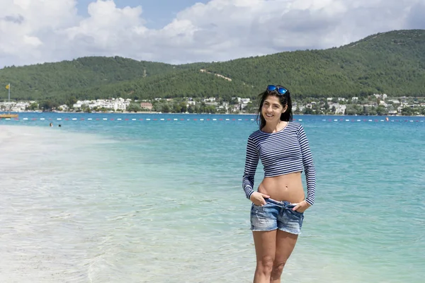 Ung Kvinde Nyder Havet Ferie Stranden - Stock-foto