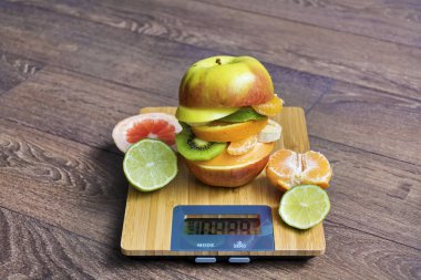 Meyve mutfak ölçekli ile yaratıcı sağlıklı Apple Burger. Sağlıklı beslenme kavramı