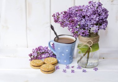 kahve süt ve Leylak Beyaz ahşap zemin üzerinde buket