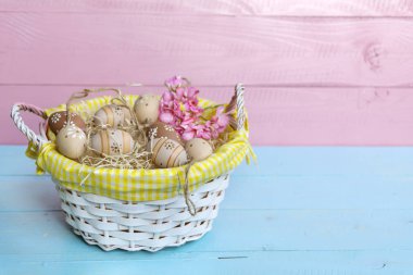 sepette pembe ve mavi ahşap arka plan üzerinde güzel Paskalya yumurtaları. Paskalya dekorasyon