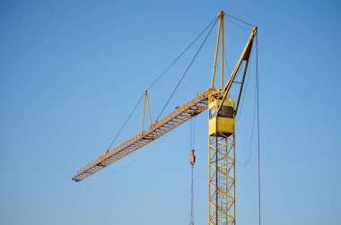 Endüstriyel yapı vinç gökyüzü arka plan üzerinde