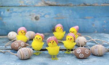 Paskalya yumurtaları ve bunny mavi ahşap arka plan üzerinde. Paskalya dekorasyon