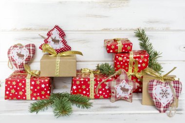 Beyaz ahşap arka plan üzerinde geleneksel Noel süslemeleri