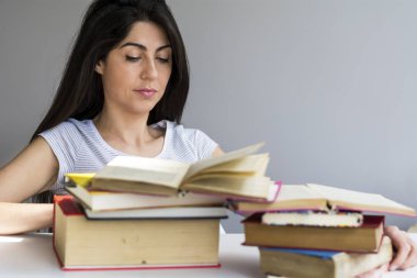 Yorgun ve üzgün öğrenci kadın kitaplar ile sınavları hakkında endişeli