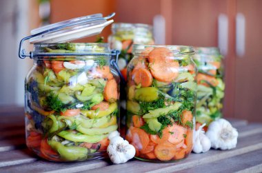 Kış için konserve biber.