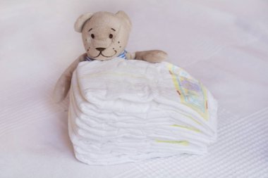 Bebek bezi ve oyuncak ayı peluş oyuncak yığını