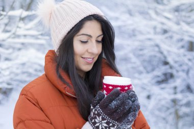Güzel kadın kış Mountain.Winter tatil sıcak çay içme