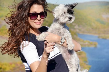 Güzel gülümseyen kadın onu sevimli Havanese köpek sarılma. Evde beslenen hayvan ve sahip açık