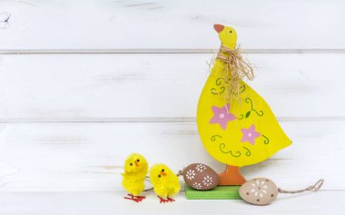 Paskalya kartı renkli Paskalya yumurtaları ve ahşap sarı tavuk ile 