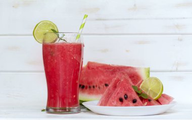 beyaz masa nane ile taze karpuz içki güler yüzlü.