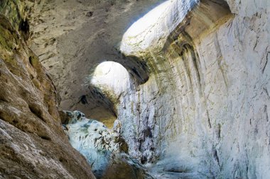 Tanrı'nın gözleri Bulgaristan'da mağara. Prohodna Mağarası 