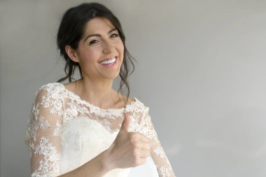 mutlu genç gelin başparmak gösterilen