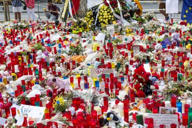 Barselona/İspanya, 18 Ağustos 2017: insanlar yeniden bir araya Barselona'nın Rambla üzerinde kurbanlarına haraç vermek terörist saldırıdan sonra 