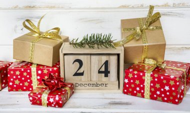 Beyaz ahşap arka plan üzerinde geleneksel Noel süslemeleri