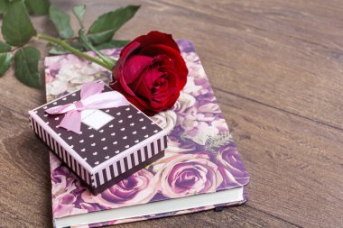 Rose ve hediye kutusu ilgili bir kitap. Sevgiliye arka plan