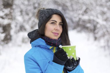 Güzel kadın kış Mountain.Winter tatil sıcak çay içme