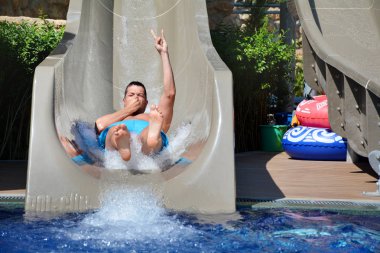 Adam bir su kaydırağı eğleniyor. Su test cihazı 