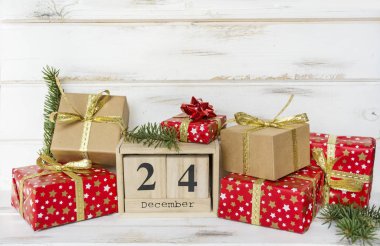 Beyaz ahşap arka plan üzerinde geleneksel Noel süslemeleri