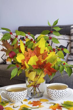 Sonbahar sonbahar yaprakları ve iki bardak Tea.Morning zaman. Natürmort kavramı.