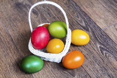 Paskalya yumurtaları sarı bebek tavuk ile beyaz sepet içinde