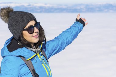 Genç kadın dağ bulutlar ve sis yukarıda hiking 