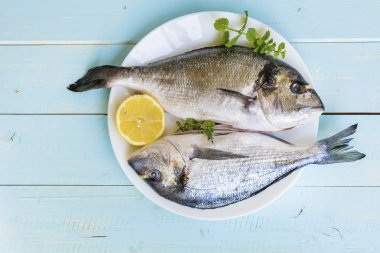 buket kırmızı lale ile Günaydın mesaj kart