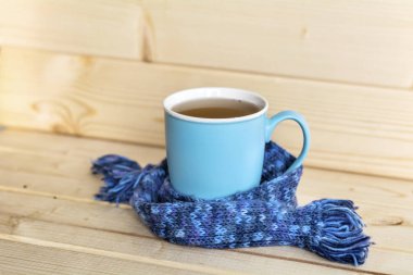 mavi kupa çay yün, ipek eşarp ile sarılmış 