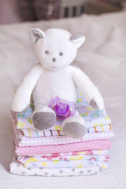 Bebek bezi ve oyuncak ayı peluş oyuncak yığını