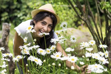 Daisy alanındaki şapkalı güzel kadın
