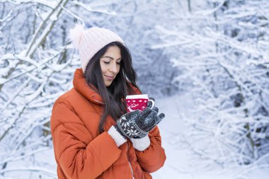 Güzel kadın kış Mountain.Winter tatil sıcak çay içme