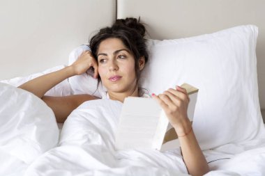 Güzel ve genç birbayan okuma kitabı Bed.Leisure zamanında